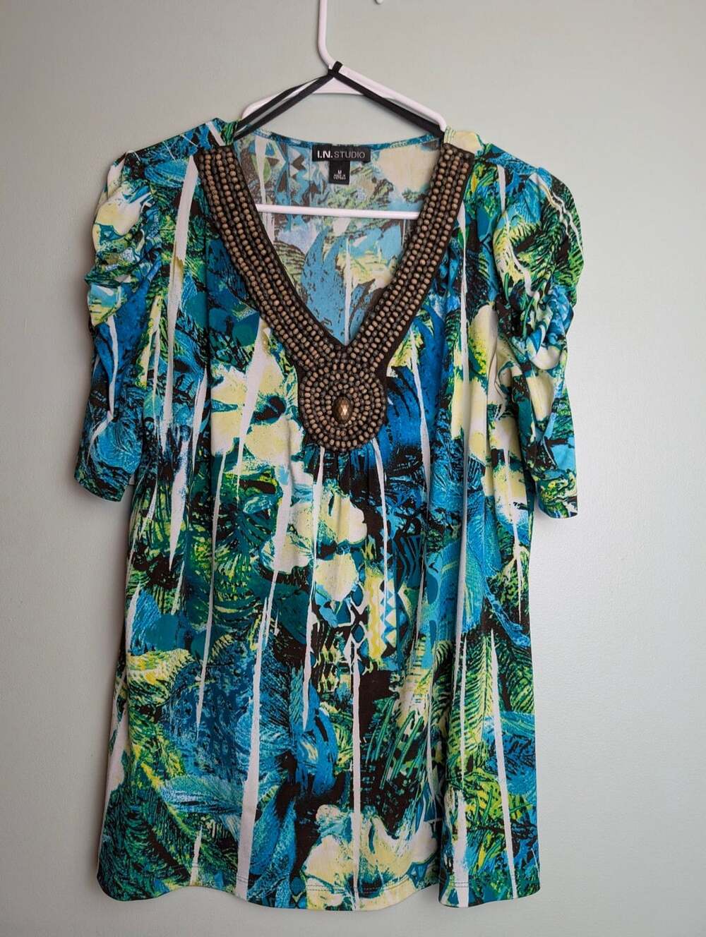 Tropicalprint Statementblouse I.N. Studio Beaded V-Neck Blouse